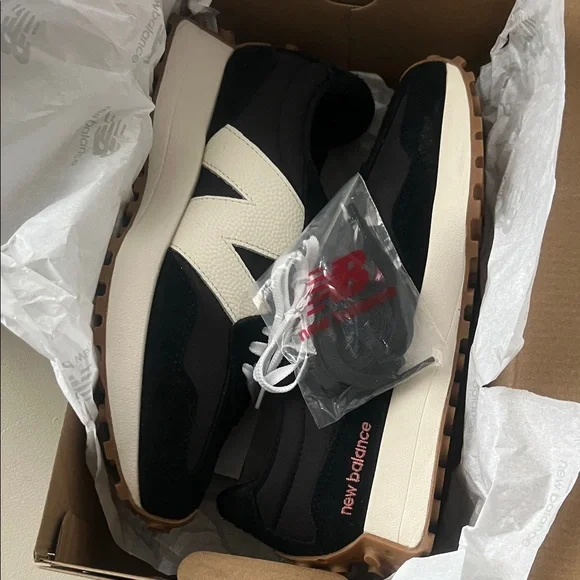 NWT in box (New Balance)
Women's 327 Casual Sneakers from Finish Line, size 9 - Picture 11 of 14